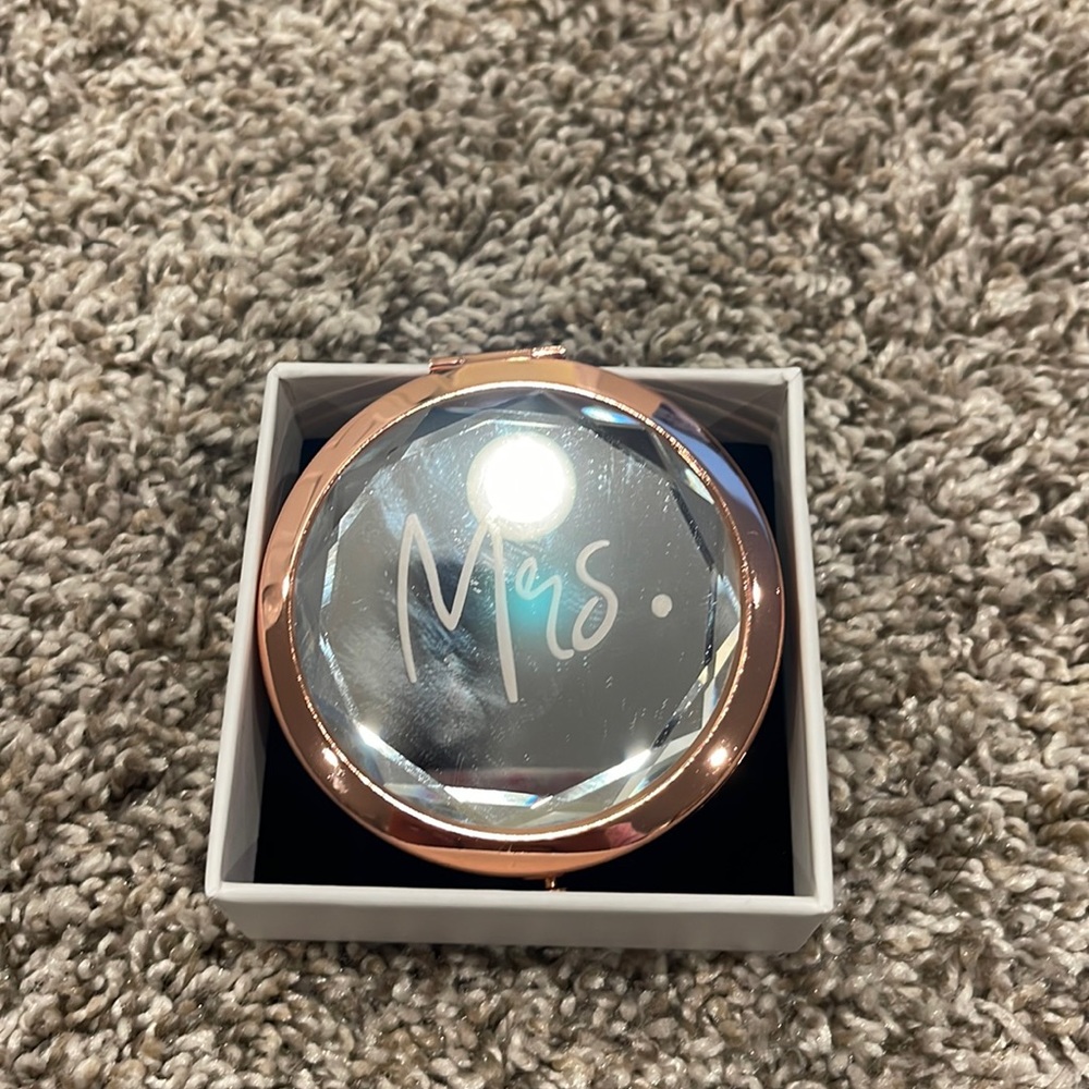 Mrs compact mirror